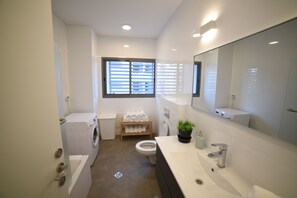Premium Penthouse, 4 Bedrooms, Balcony, Lake View | Bathroom | Separate bathtub and shower, deep-soaking bathtub, free toiletries - Nino Sky Penthouse (Tiberias)