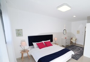 Premium Penthouse, 4 Bedrooms, Balcony, Lake View
