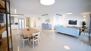 Premium-Penthouse, 4 Schlafzimmer, Balkon, Seeblick | Wohnbereich