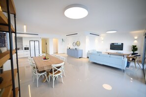 Premium Penthouse, 4 Bedrooms, Balcony, Lake View | Living area
