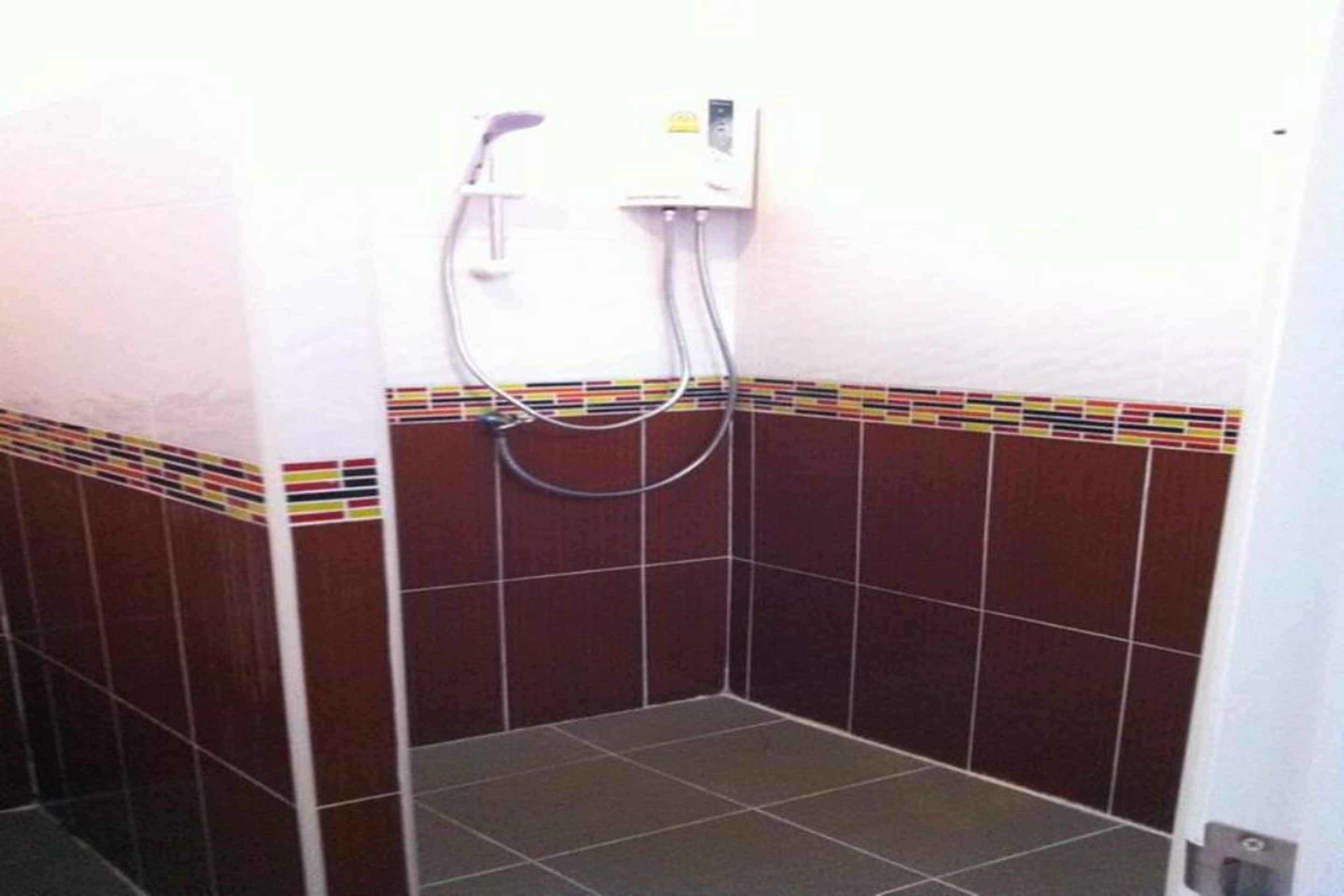 Kamar Double Standar | Shower kamar mandi
