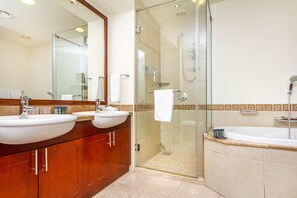 Kombination af bruser/badekar, hårtørrer, badekåber, bidet