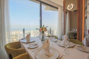 2 restaurants, breakfast, lunch, dinner served; international cuisine