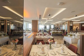 2 restaurants; breakfast, lunch, dinner, and brunch served - Lamaraz Arts Hotel (Algiers)