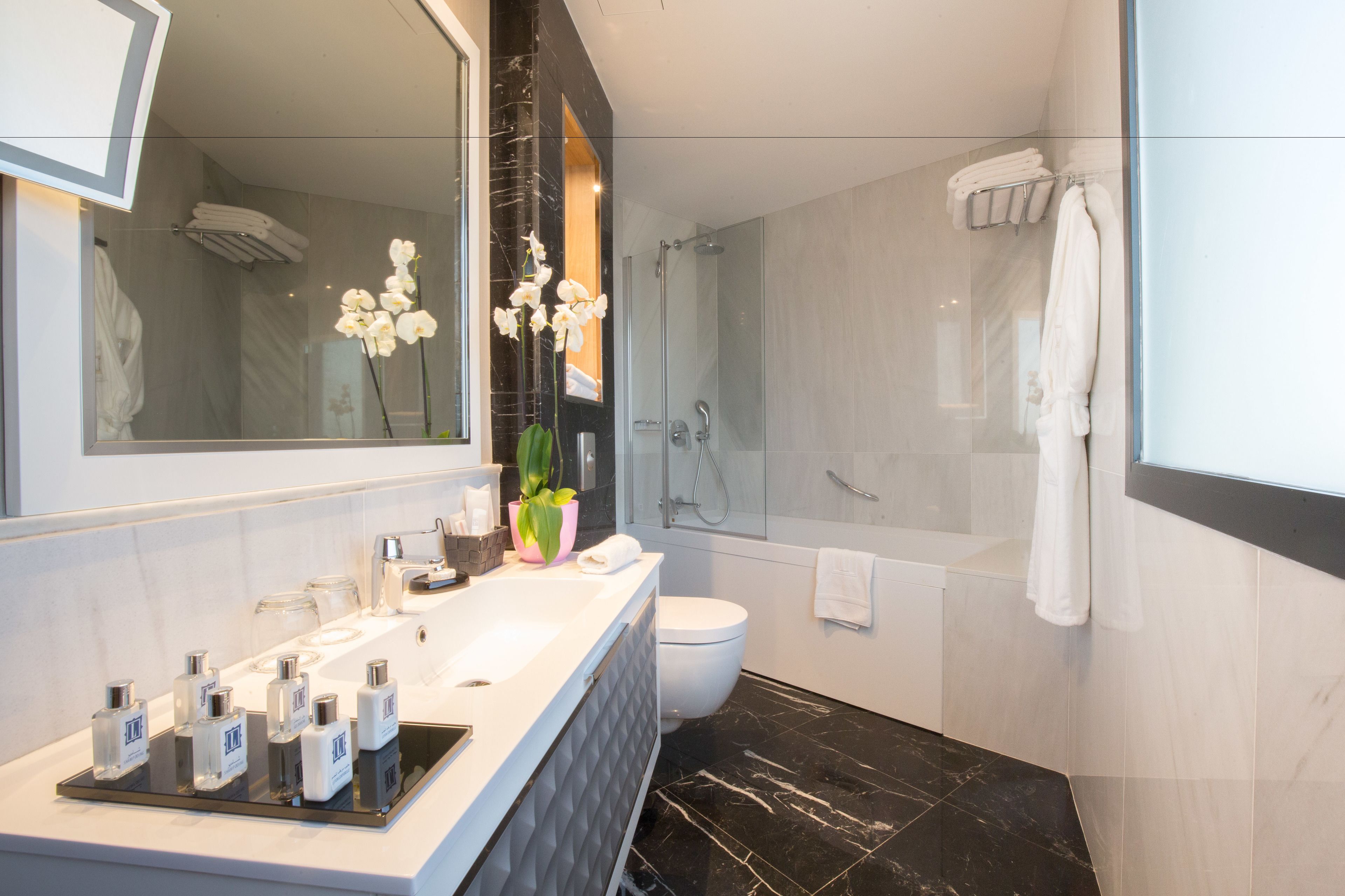 Photo - Lamaraz Hotels