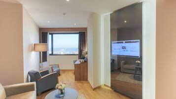 Deluxe Suite, Sea View | Living area