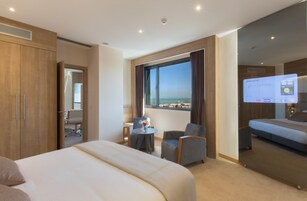 Suite Premium, vistas al mar | Minibar, caja fuerte, escritorio y cortinas opacas