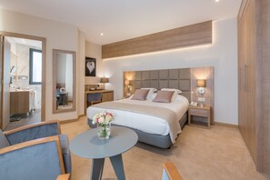 Suite Premium, vista al mar | Minibar, caja de seguridad en la habitación y escritorio 