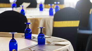 Un tavolo da pranzo con bicchieri di vetro blu e una sedia gialla.