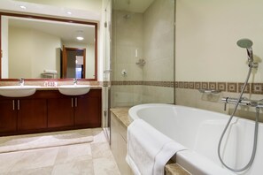 One Bedroom City View apartment | Bathroom | Combined shower/bathtub, hair dryer, bathrobes, towels - Bespoke Residences - North Residence (Dubai)