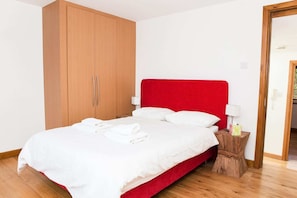 Apartment, 4 Schlafzimmer | 4 Schlafzimmer, hochwertige Bettwaren, Schreibtisch