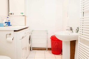 Apartment, 4 Schlafzimmer | Badezimmer | Badewanne und Dusche (separat), kostenlose Toilettenartikel