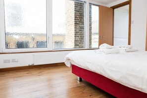 Apartment, 4 Bedrooms | 4 bilik tidur, peralatan tempat tidur premium, meja 