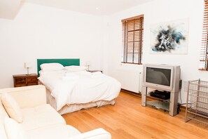 Apartment, 4 Schlafzimmer | 4 Schlafzimmer, hochwertige Bettwaren, Schreibtisch