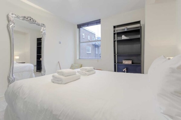 Apartment, 2 Bedrooms | 2 bedrooms, premium bedding, desk, laptop workspace - Incredible, Modern Apartment in South Kensington (London)