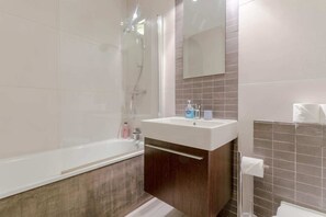 Apartment, 2 Bedrooms | Bathroom | Bathtub, free toiletries, hair dryer, towels - Incredible, Modern Apartment in South Kensington (London)
