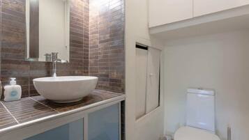 Apartment, 2 Bedrooms | Bathroom | Bathtub, free toiletries, hair dryer, towels