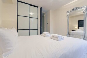 2 bedrooms, premium bedding, desk, laptop workspace - Incredible, Modern Apartment in South Kensington (London)