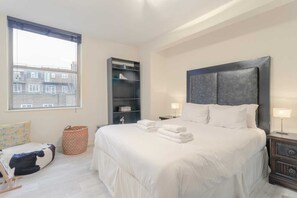 2 bedrooms, premium bedding, desk, laptop workspace - Incredible, Modern Apartment in South Kensington (London)