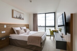 Bureau, rideaux occultants, Wi-Fi gratuit, draps fournis