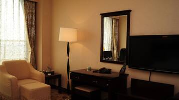 Standard Double Room | Minibar, in-room safe, desk, blackout drapes