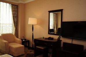 Minibar, caja de seguridad en la habitación y escritorio