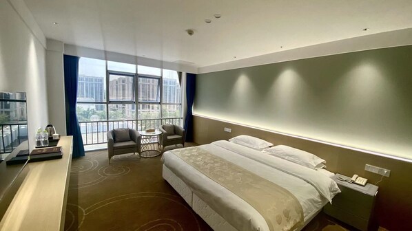 Minibar, caja de seguridad en la habitación y escritorio