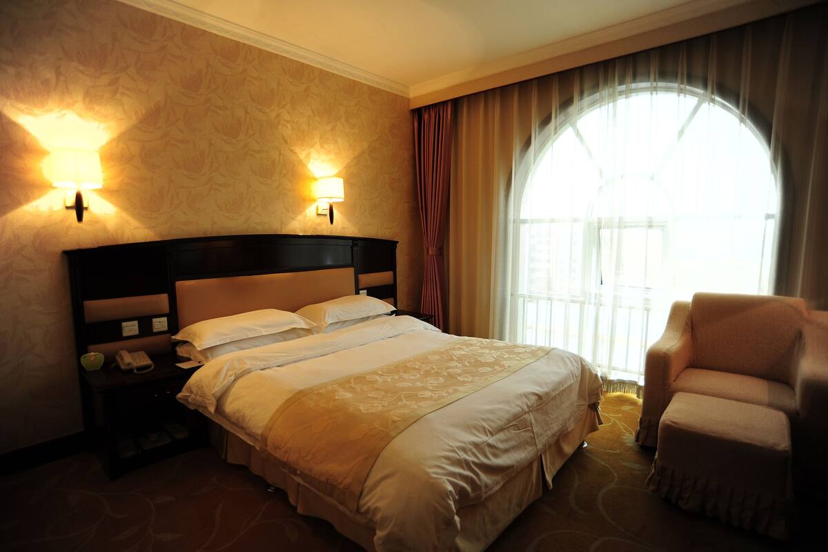 Standard Double Room | Minibar, in-room safe, desk, blackout drapes