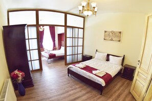 Deluxe-Apartment, Mehrere Betten, Stadtblick | 1 Schlafzimmer, hochwertige Bettwaren, Zimmersafe, Schreibtisch