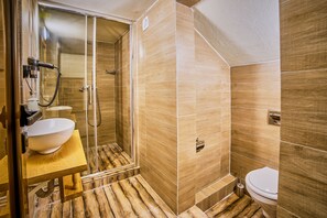 Comfort Room, 1 Queen Bed with Sofa bed | Bathroom | Shower, free toiletries, hair dryer, towels - La Maisonnette (Brasov)