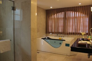Divine (Honeymoon Suite) | Deep soaking bathtub - Villa Ibarra (Tagaytay)