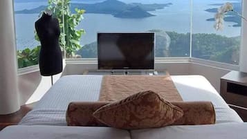 Romantic (Honeymoon Suite) | 1 bedroom, desk, iron/ironing board, free WiFi