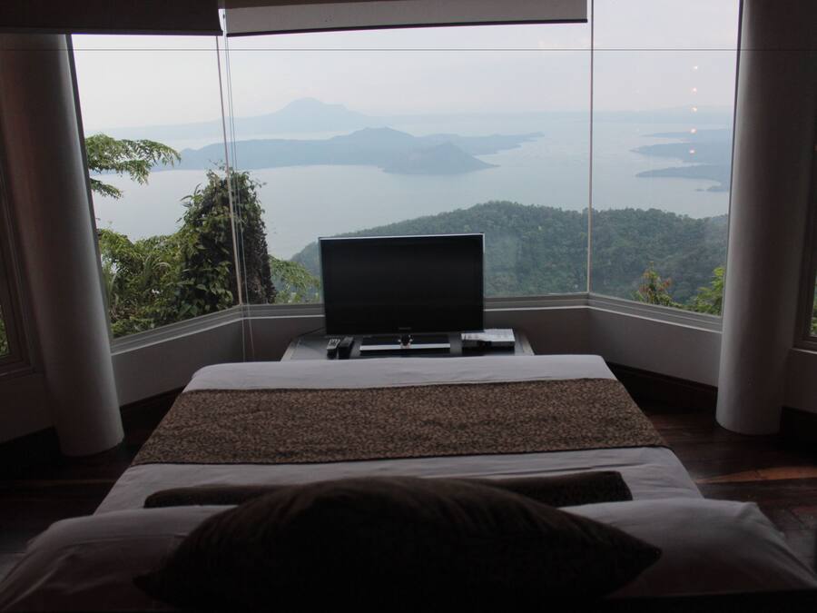 Romantic (Honeymoon Suite) | Desk, iron/ironing board, free WiFi, bed sheets