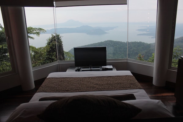 Romantic (Honeymoon Suite) | Desk, iron/ironing board, free WiFi, bed sheets