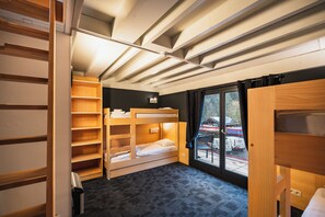 Private Dorm with Balcony | Màn/rèm cản sáng, truy cập Internet không dây miễn phí, bộ trải giường