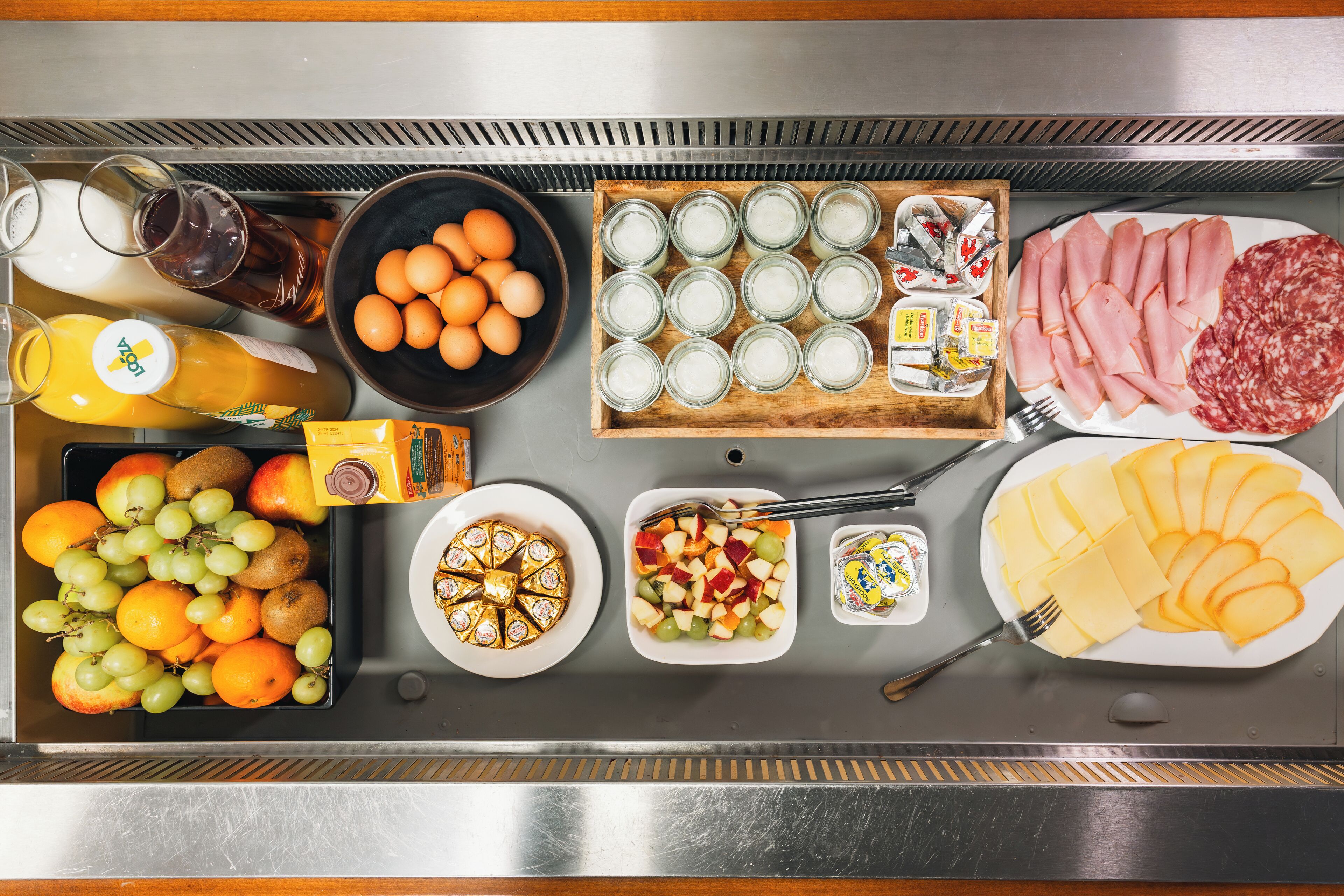 Daily continental breakfast (EUR 12 per person)