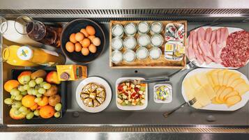 Bữa sáng kiểu Âu hàng ngày (12 EUR/mỗi người)