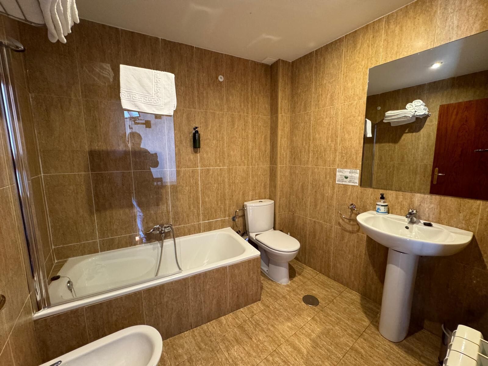 habitación doble especial | bathroom | bathtub, hair dryer, bidet, towels