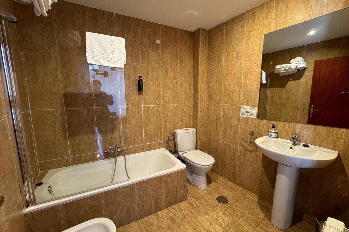 habitación doble especial | bathroom | bathtub, hair dryer, bidet, towels