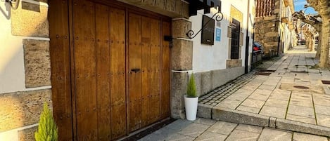 Vista frontal de la propiedad