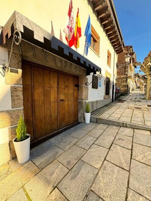 Front of property - Hotel La Fuente (Candelario)