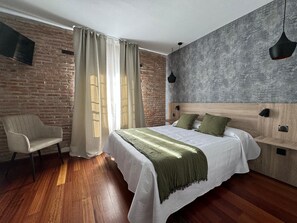 Habitación doble especial | Dundyner, skrivebord, blendingsgardiner og strykejern/-brett