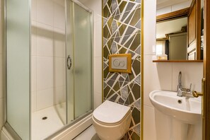 Chuveiro, produtos de toalete de grife, secador de cabelo, chinelos