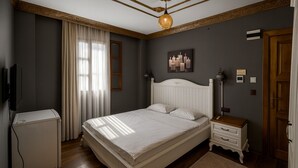 Standard Double Room | Premium bedding, desk, laptop workspace, iron/ironing board (on request) - La Fontaine Butik Otel (Mudanya)