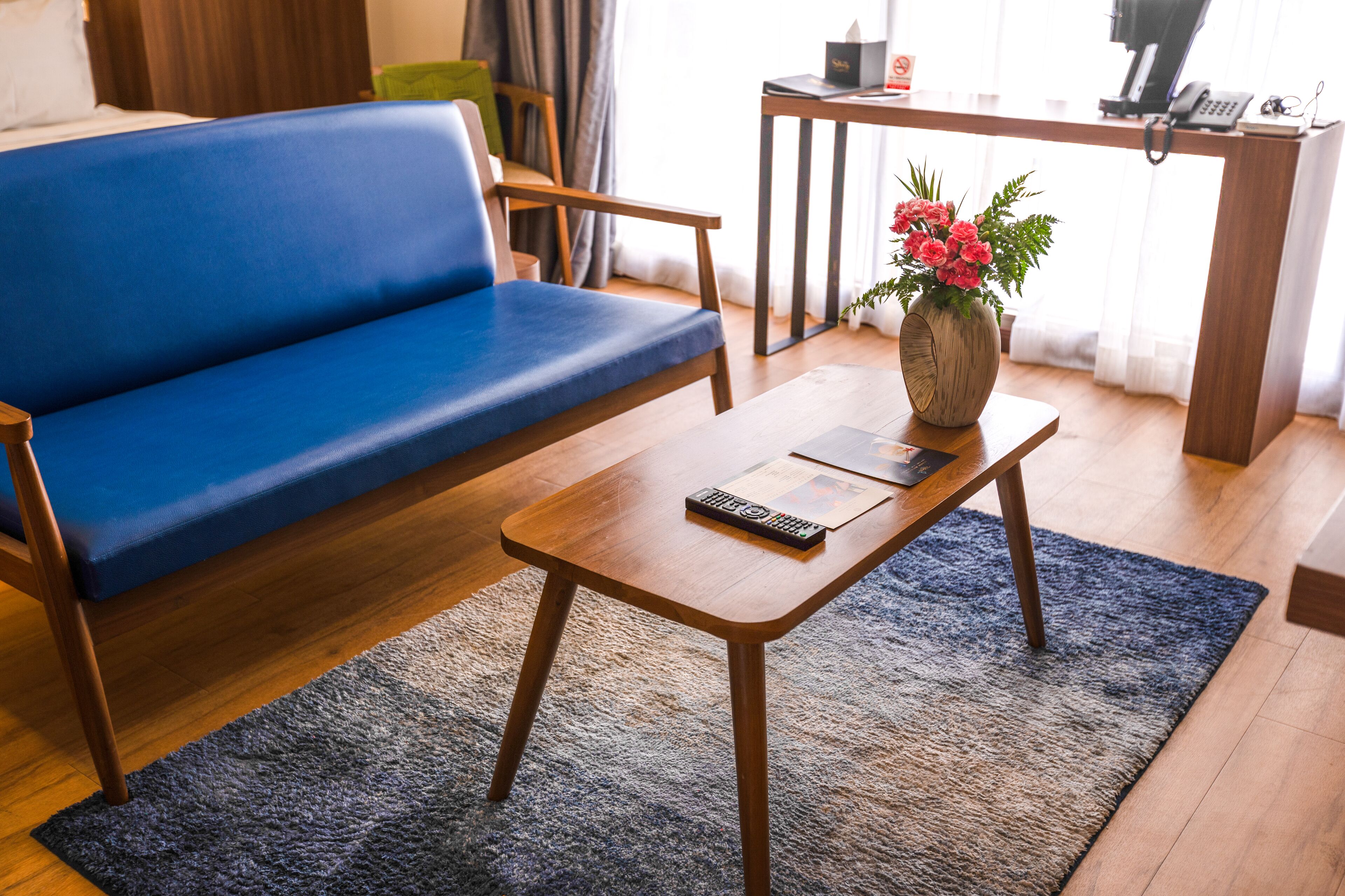 suite with bathtub | in-room safe, desk, soundproofing, iron/ironing board