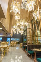 供应早餐、午餐和晚餐，本地与国际菜