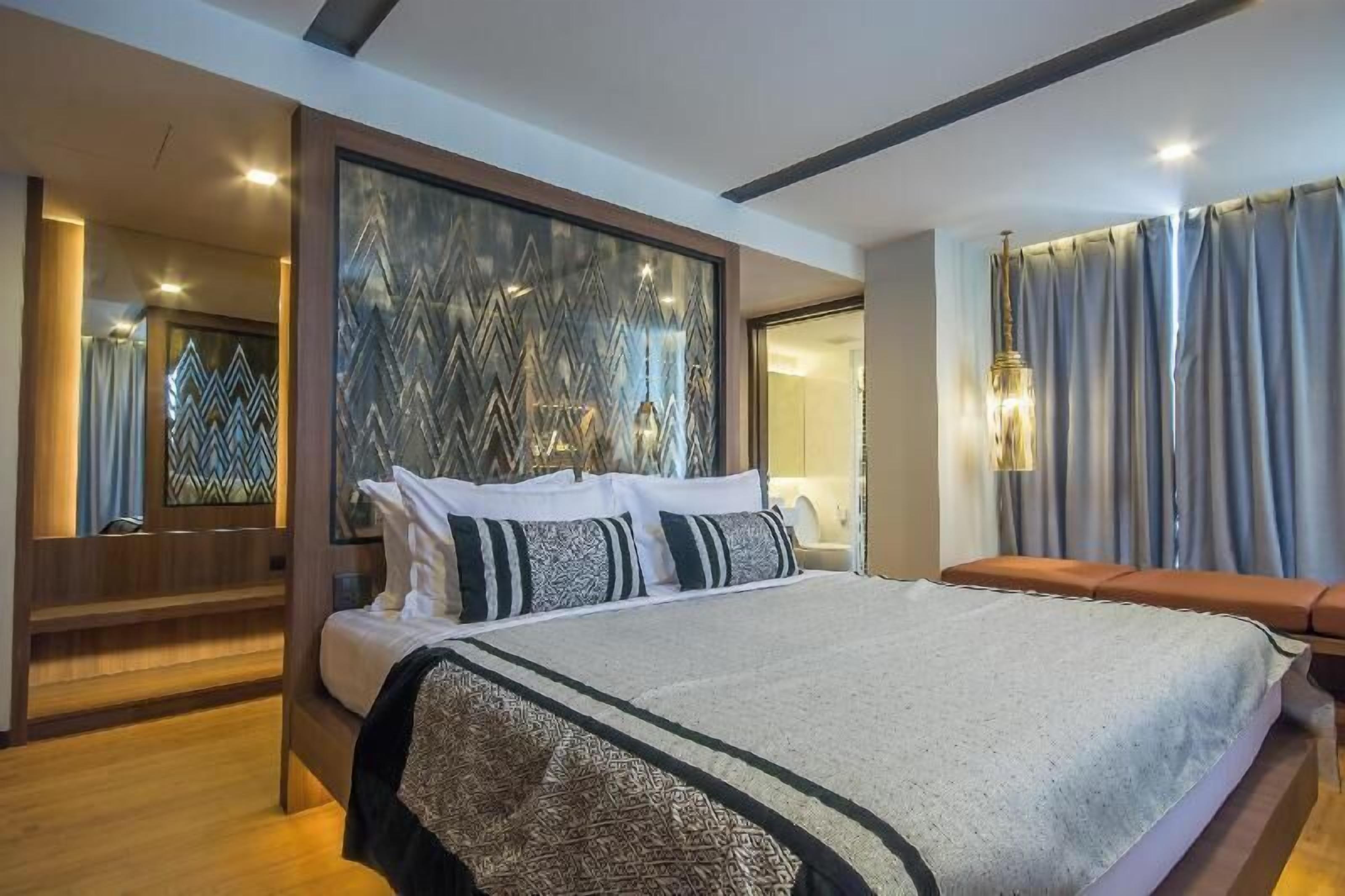 In-room safe, desk, soundproofing, iron/ironing board