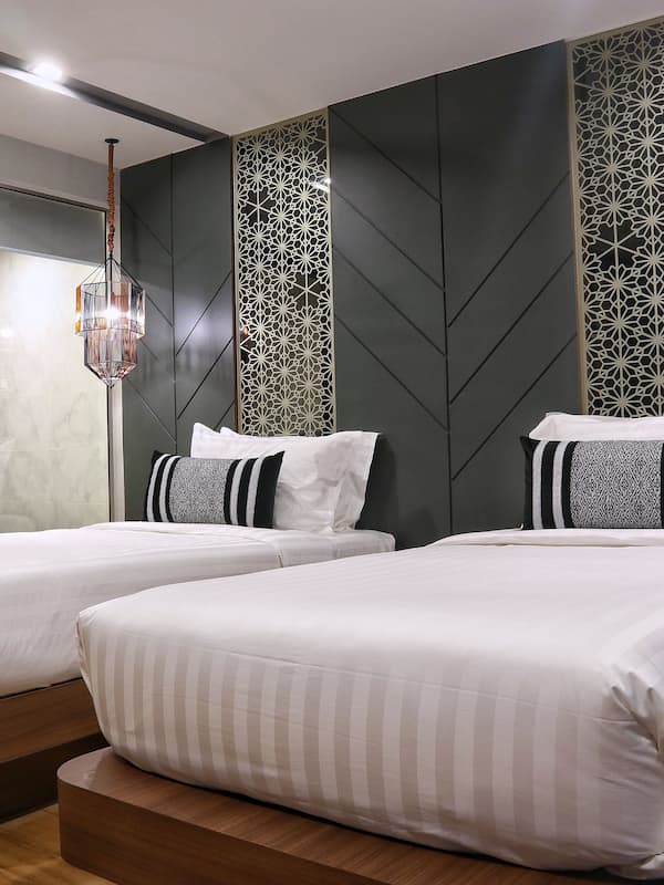 Deluxe Twin Room | In-room safe, desk, soundproofing, iron/ironing board
