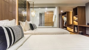 Premier Twin with Bathtub | Safe på rommet, skrivebord, lydisolert og strykejern/-brett