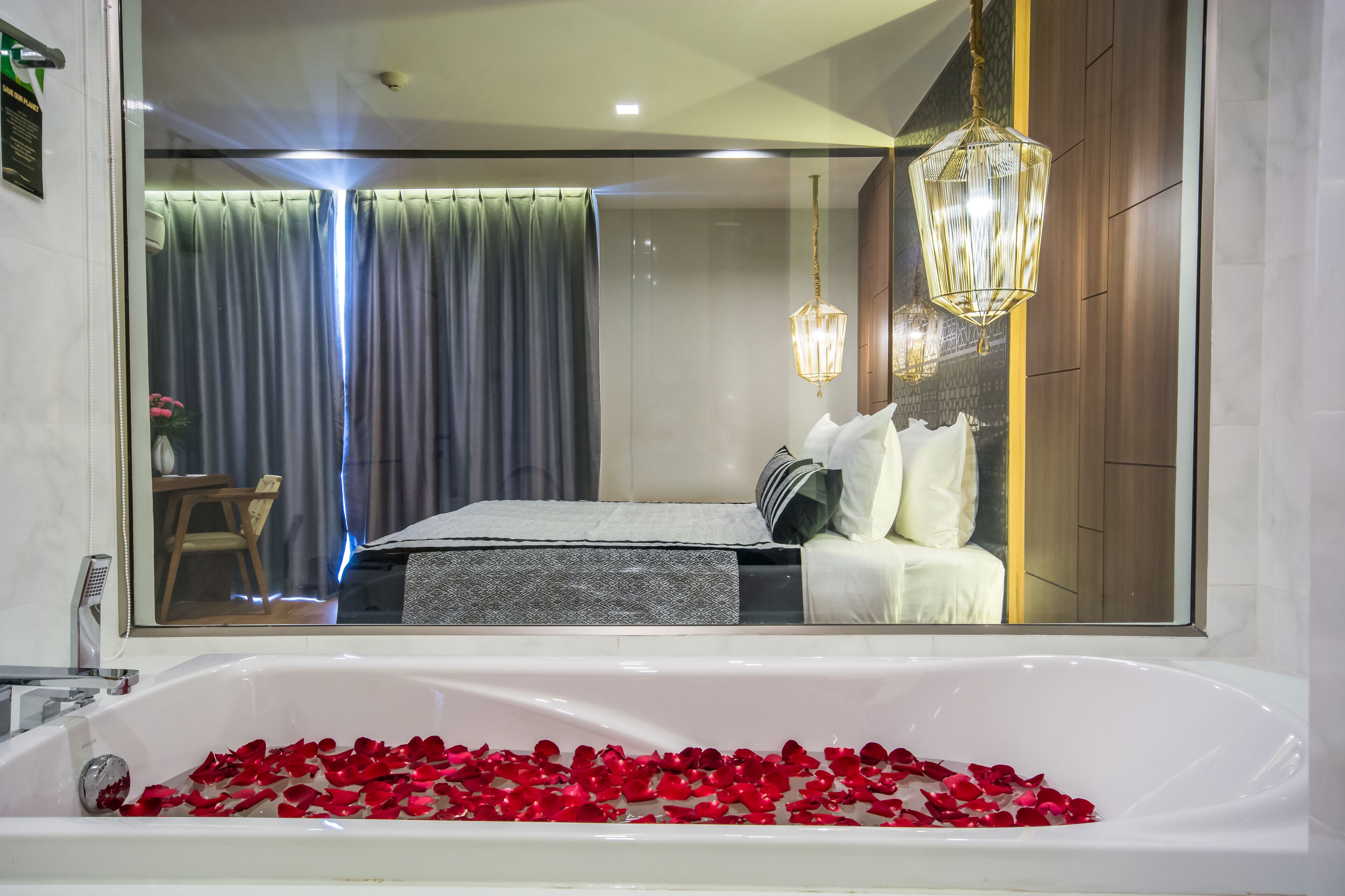 premier king with bathtub | in-room safe, desk, soundproofing, iron/ironing board